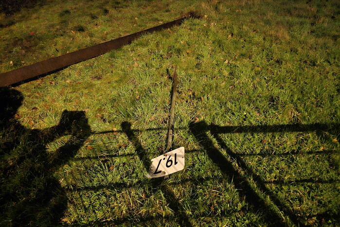 Daders diefstal van rails komen vast te zitten op spoor, trein ramt aanhanger