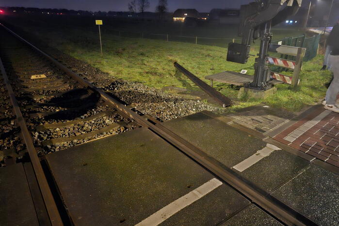 Daders diefstal van rails komen vast te zitten op spoor, trein ramt aanhanger