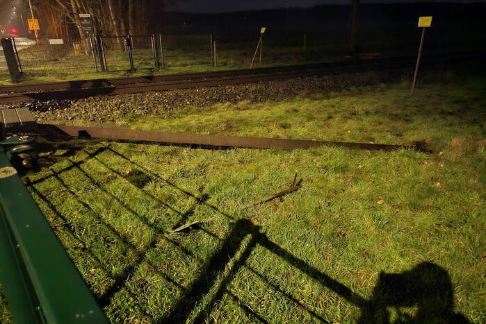 Daders diefstal van rails komen vast te zitten op spoor, trein ramt aanhanger