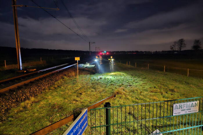 Daders diefstal van rails komen vast te zitten op spoor, trein ramt aanhanger
