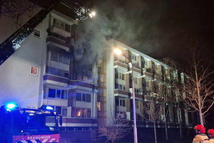 Gewonde bij grote brand met veel rook in flatgebouw
