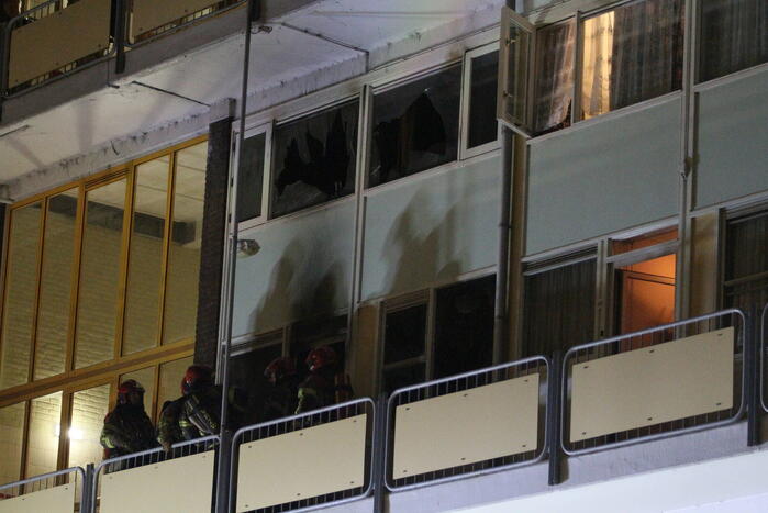 Gewonde bij grote brand met veel rook in flatgebouw