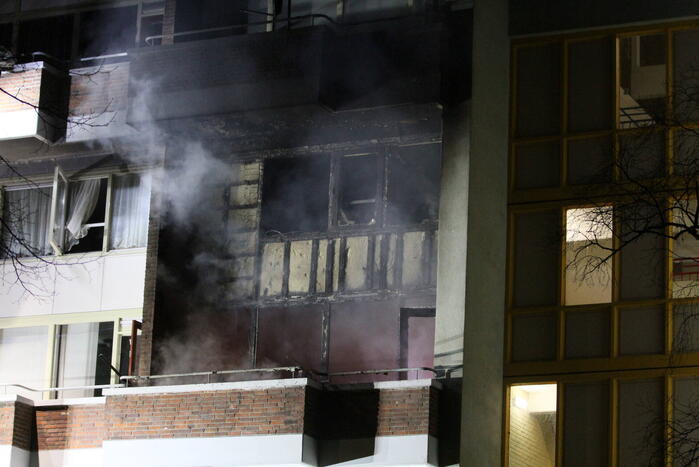Gewonde bij grote brand met veel rook in flatgebouw
