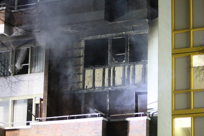 Gewonde bij grote brand met veel rook in flatgebouw