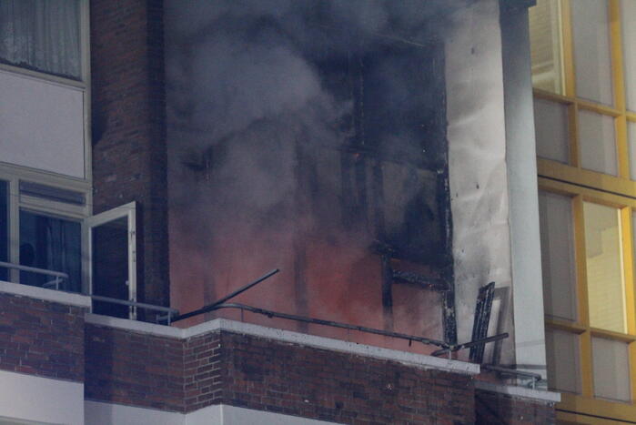 Gewonde bij grote brand met veel rook in flatgebouw