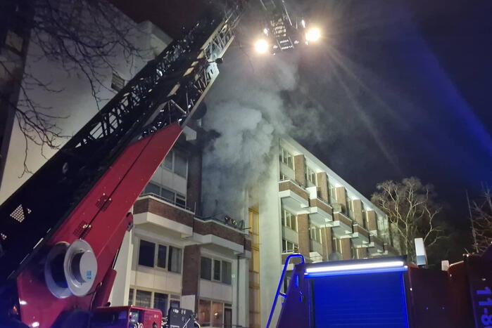 Gewonde bij grote brand met veel rook in flatgebouw