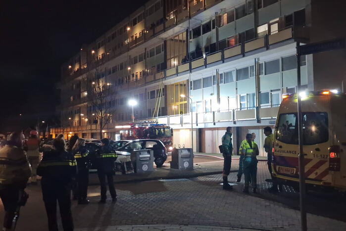 Gewonde bij grote brand met veel rook in flatgebouw