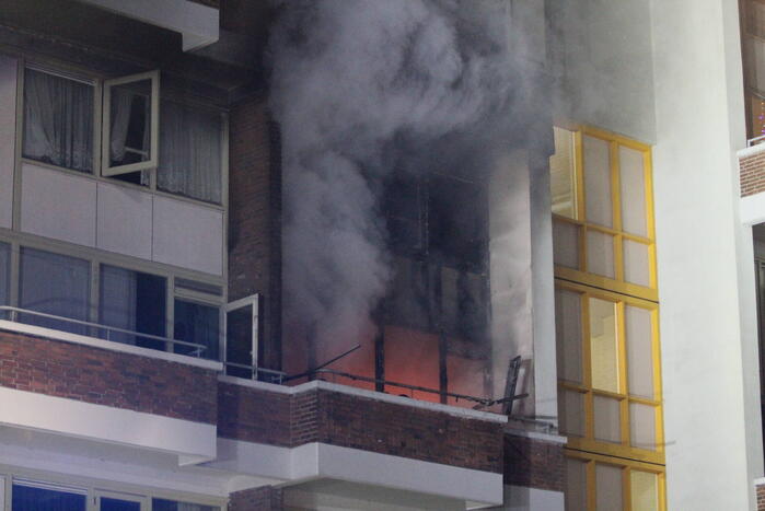 Gewonde bij grote brand met veel rook in flatgebouw