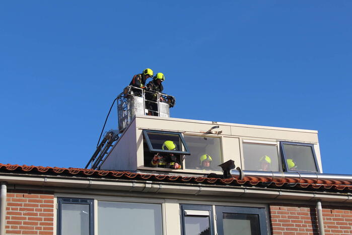 Losgeraakte schoorsteenpijp zorgt voor schade