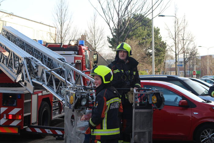 Losgeraakte schoorsteenpijp zorgt voor schade