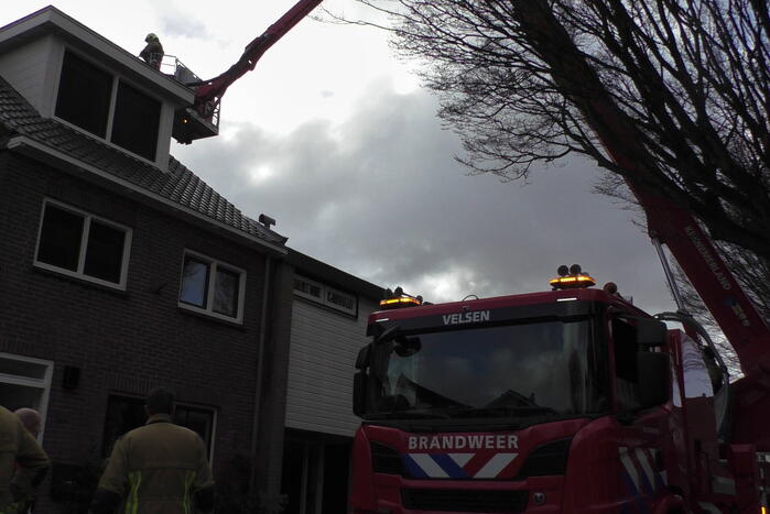 Onderzoek naar rookontwikkeling op dak van woning