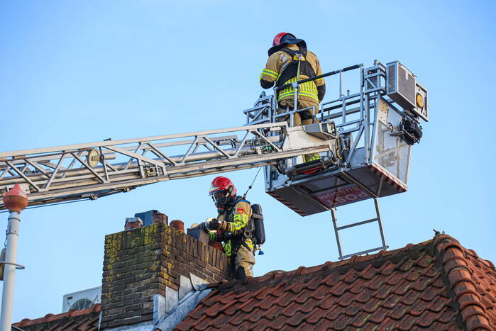 Brand in schoorsteen van woning