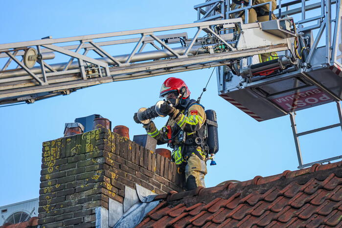 Brand in schoorsteen van woning