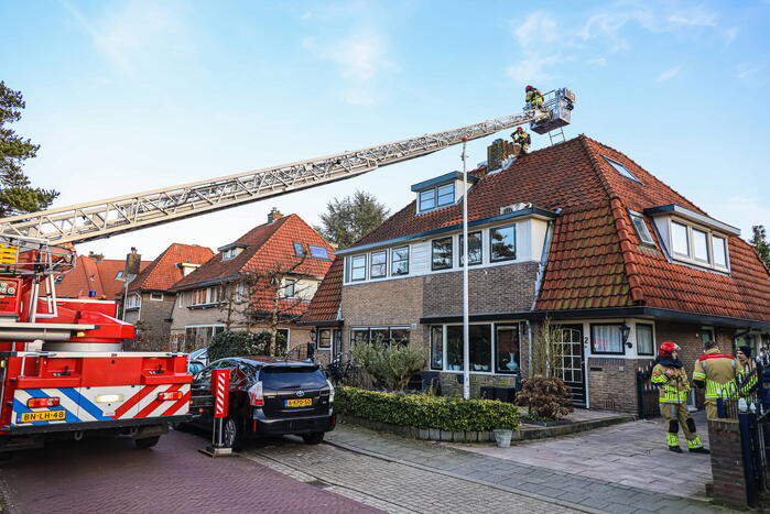 Brand in schoorsteen van woning