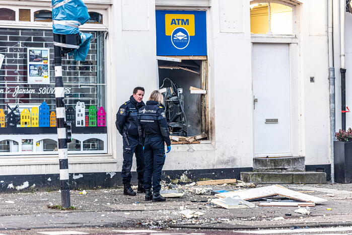 Plofkraak op geldautomaat bij souvenirwinkel
