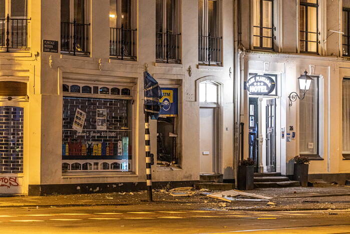 Plofkraak op geldautomaat bij souvenirwinkel