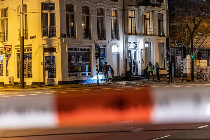 Plofkraak op geldautomaat bij souvenirwinkel