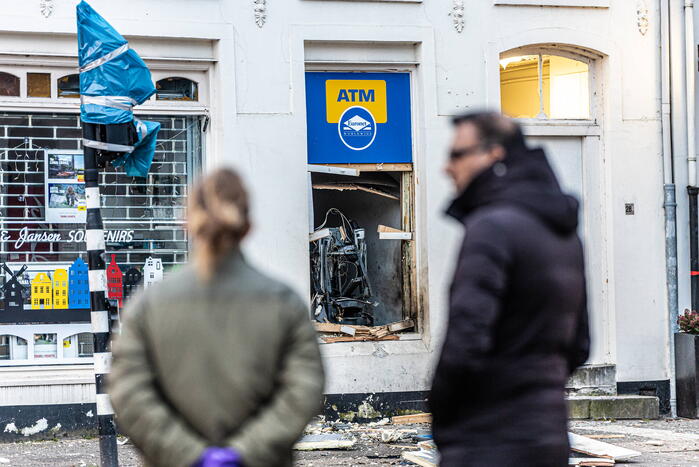 Plofkraak op geldautomaat bij souvenirwinkel