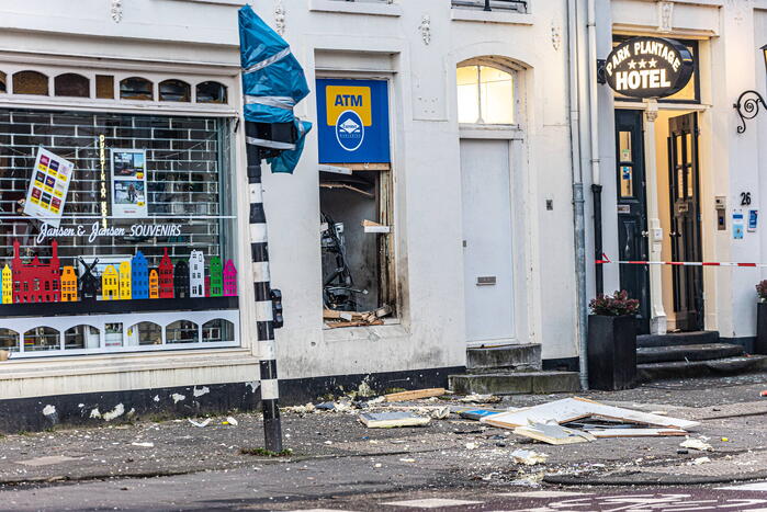 Plofkraak op geldautomaat bij souvenirwinkel