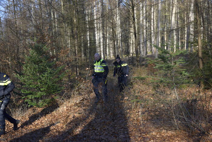 Politie onderzoekt aantreffen overledene in bos