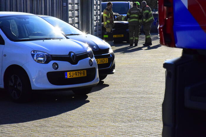 Uitgebrande auto vliegt op nieuw in brand