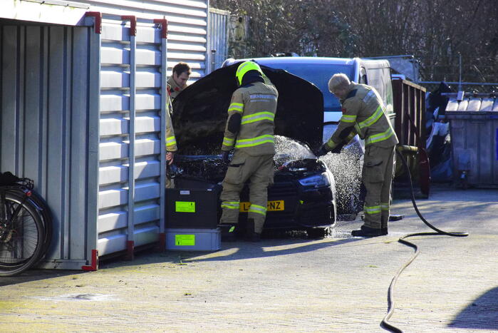Uitgebrande auto vliegt op nieuw in brand