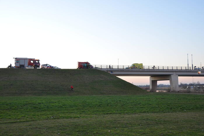 Hulpdiensten zoeken naar auto te water