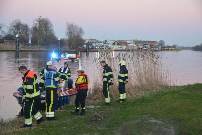 Hulpdiensten zoeken naar auto te water