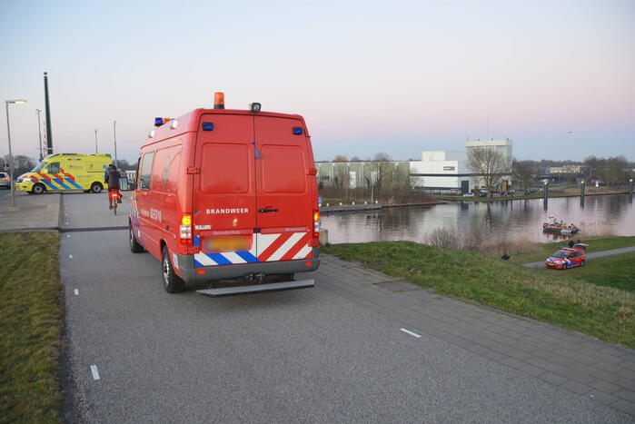 Hulpdiensten zoeken naar auto te water
