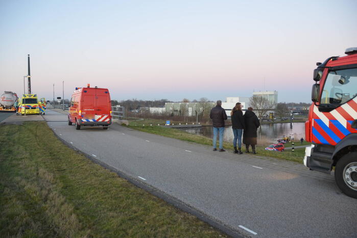 Hulpdiensten zoeken naar auto te water