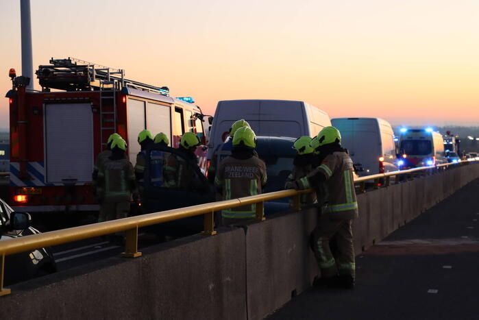 Twee voertuigen botsen op elkaar- Zeelandbrug dicht