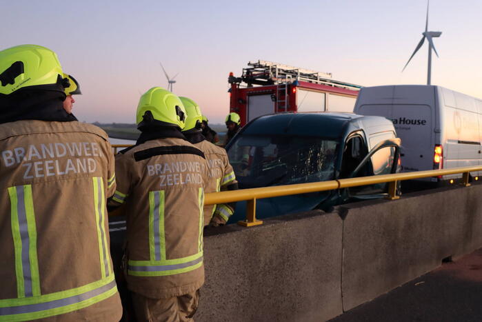 Twee voertuigen botsen op elkaar- Zeelandbrug dicht