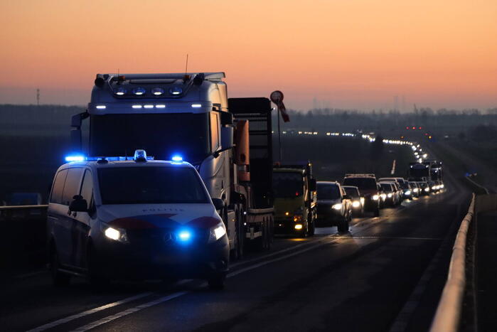 Twee voertuigen botsen op elkaar- Zeelandbrug dicht