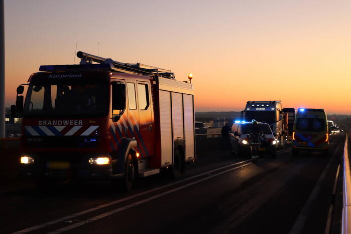 Twee voertuigen botsen op elkaar- Zeelandbrug dicht