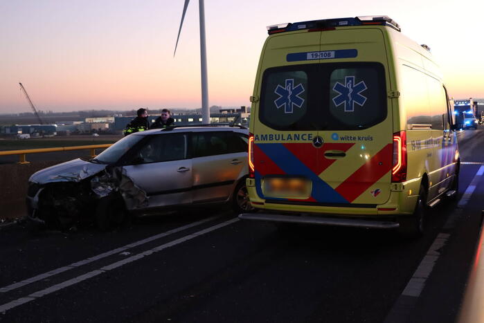 Twee voertuigen botsen op elkaar- Zeelandbrug dicht