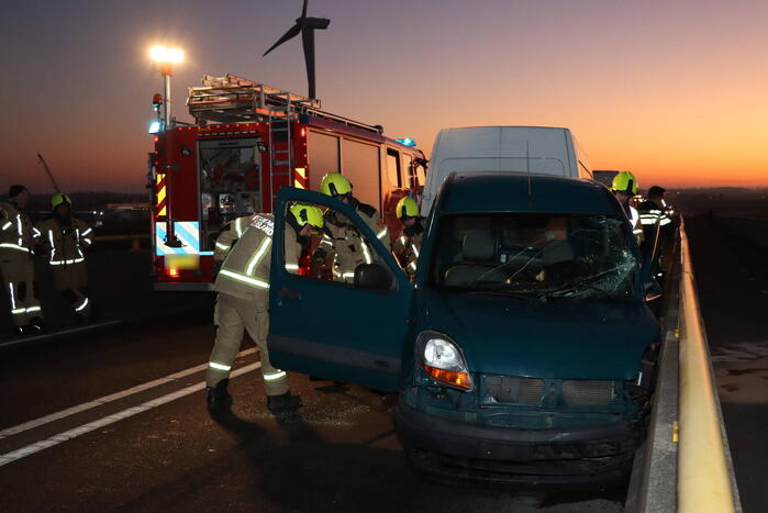Twee voertuigen botsen op elkaar- Zeelandbrug dicht