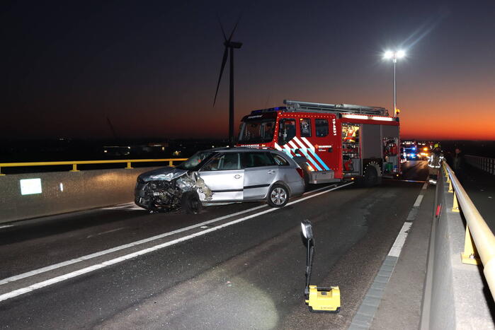 Twee voertuigen botsen op elkaar- Zeelandbrug dicht