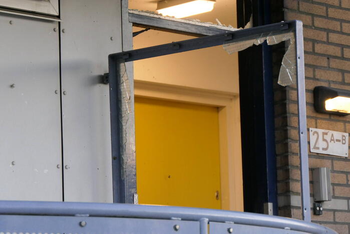 Flinke schade na explosie in portiekdeur