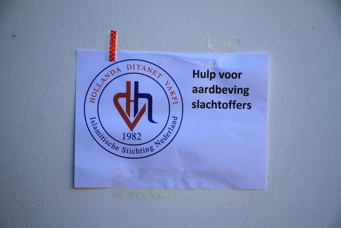 Turkse moskee zamelt spullen in voor slachtoffers aardbeving