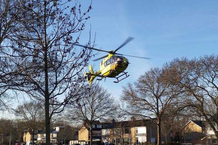 Traumahelikopter landt midden in woonwijk
