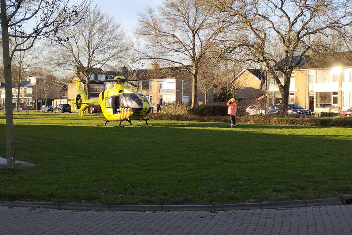 Traumahelikopter landt midden in woonwijk