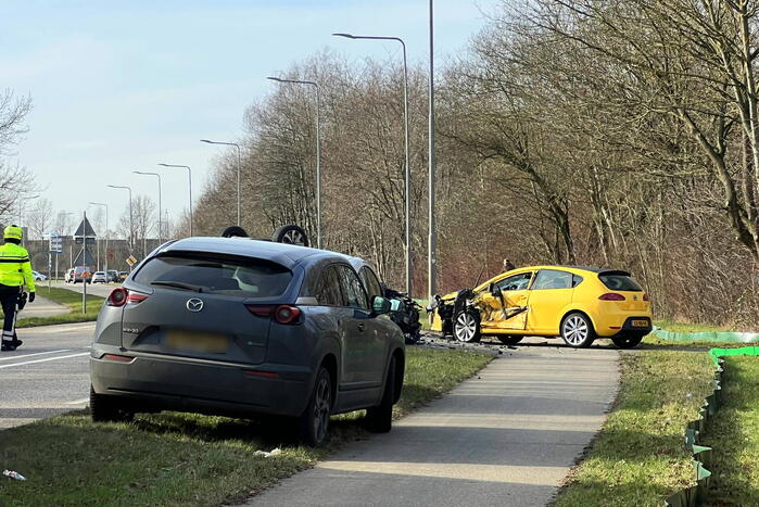 Auto belandt op de kop bij botsing