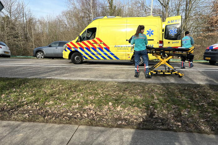 Auto belandt op de kop bij botsing