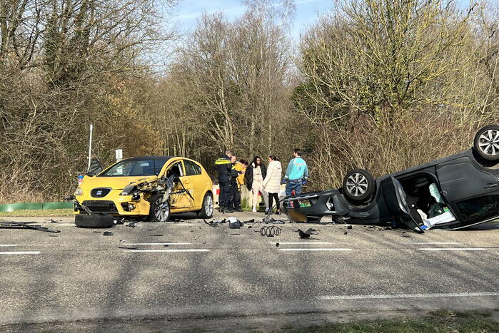 Auto belandt op de kop bij botsing