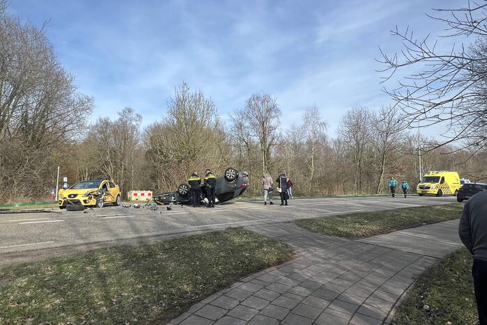 Auto belandt op de kop bij botsing