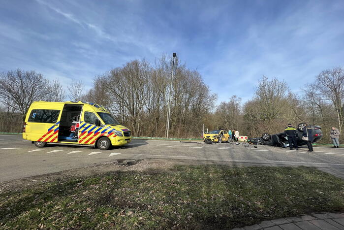 Auto belandt op de kop bij botsing