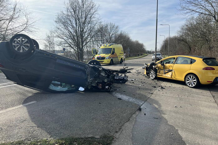 Auto belandt op de kop bij botsing