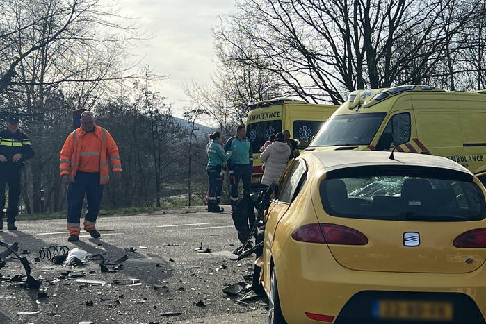 Auto belandt op de kop bij botsing