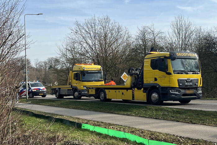 Auto belandt op de kop bij botsing
