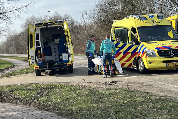 Auto belandt op de kop bij botsing